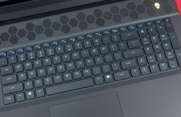 Обзор Alienware m18 R2: невероятно мощного игрового ноутбука с 18-дюймовым дисплеем